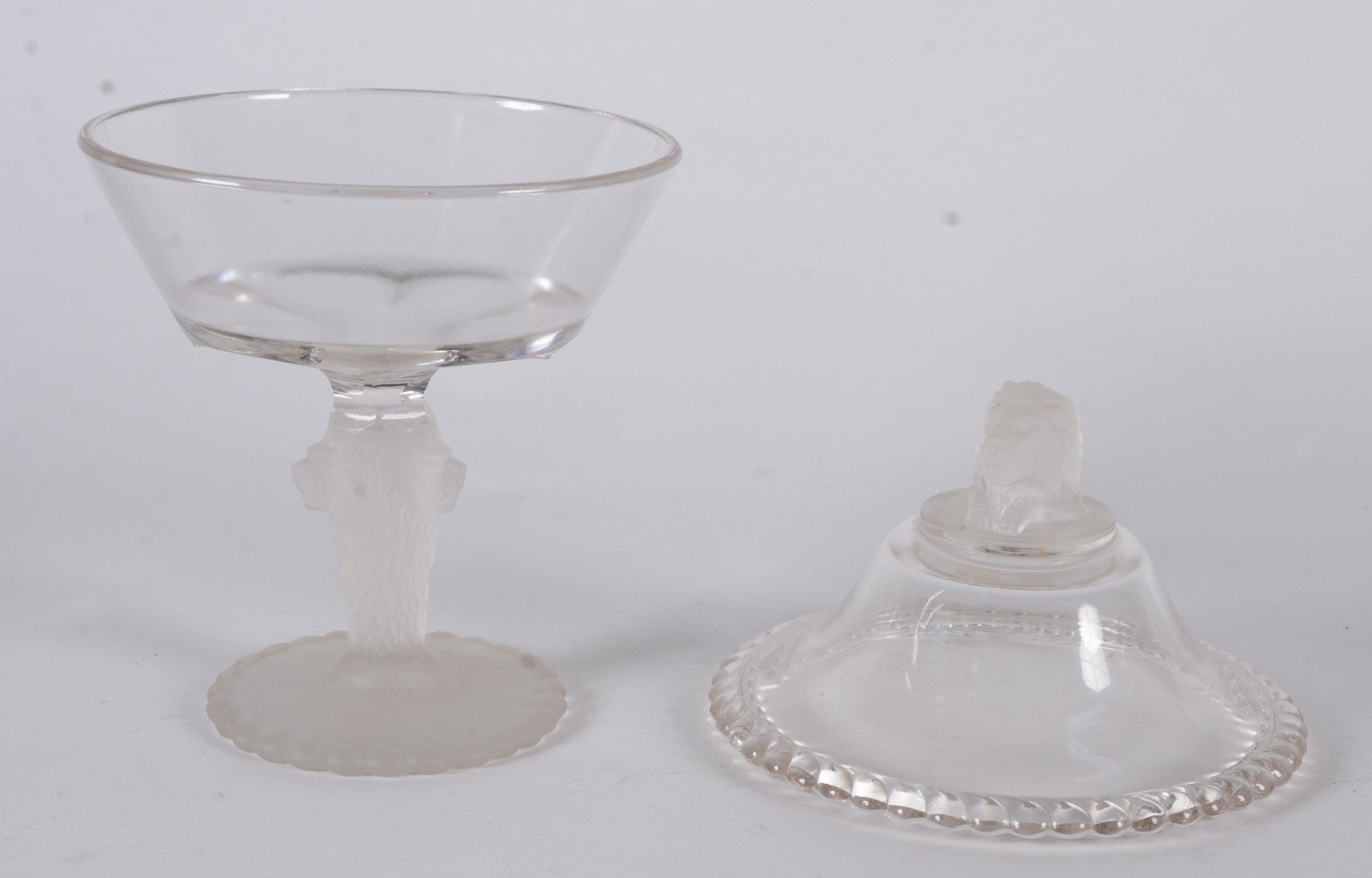 Compoteira em demi cristal com tampa e base com figuras de "cara de... - foto 2 de 9