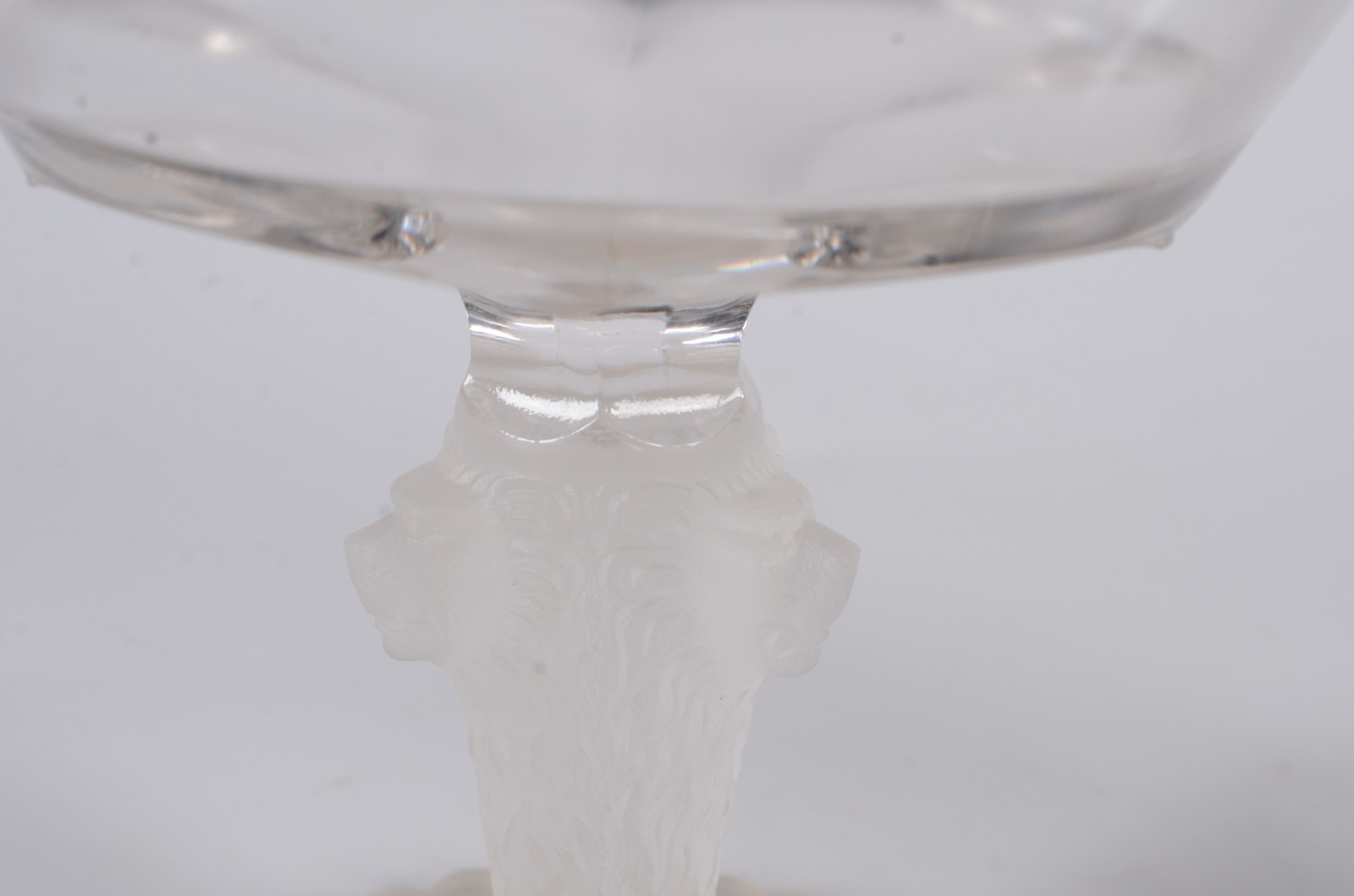 Compoteira em demi cristal com tampa e base com figuras de "cara de... - foto 3 de 9