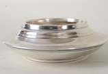 Cinco pequenas peças de prata, sendo: vaso, por... - Cinco pequenas peças de prata, sendo: vaso, porta pílula, tampa e porta fosforo e bowl. Peso da prata: 230 g.