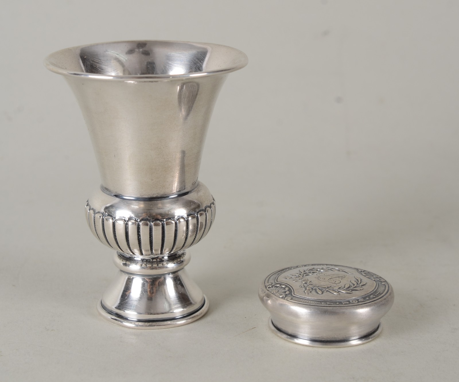 Cinco pequenas peças de prata, sendo: vaso, porta pílula, tampa e... - foto 9 de 11