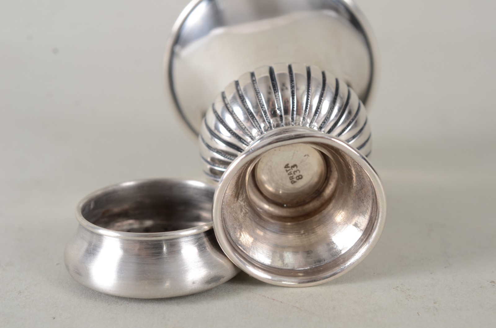 Cinco pequenas peças de prata, sendo: vaso, porta pílula, tampa e... - foto 11 de 11