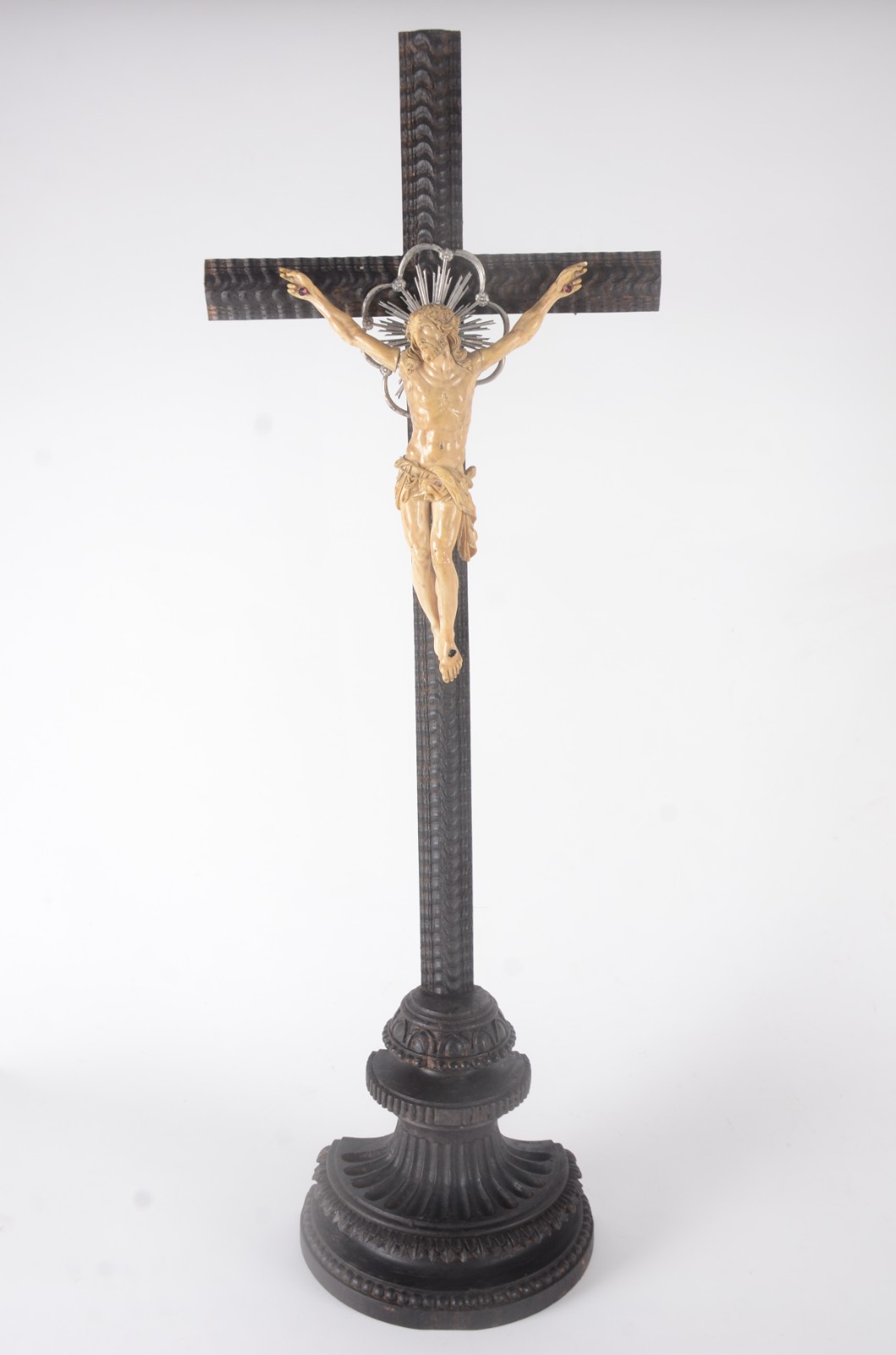 Crucifixo de madeira entalhada com figura de Cristo de marfim... - foto 1 de 6