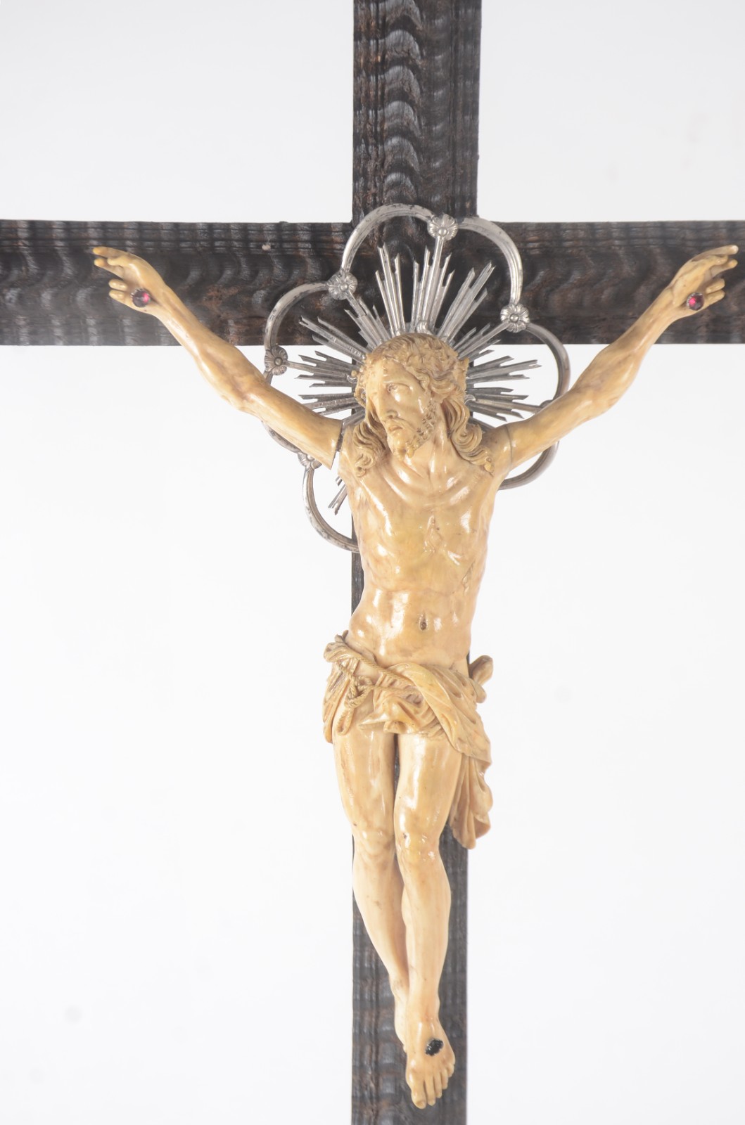 Crucifixo de madeira entalhada com figura de Cristo de marfim... - foto 2 de 6