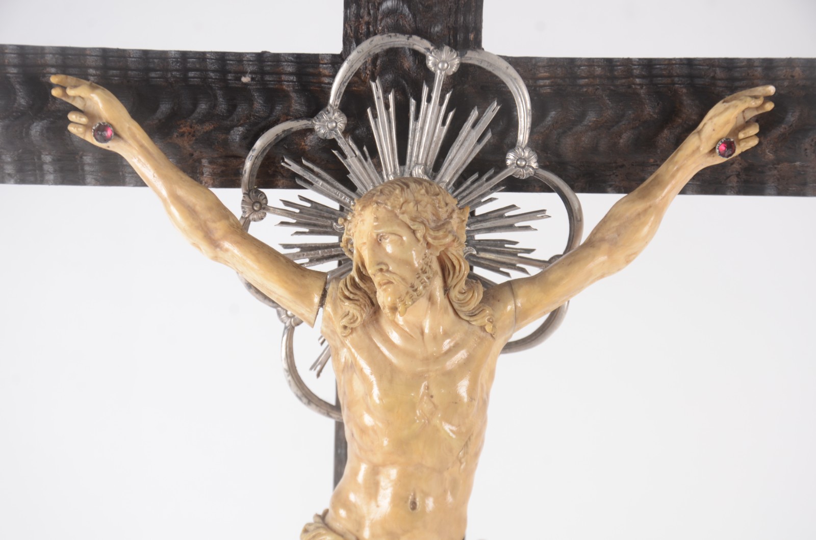 Crucifixo de madeira entalhada com figura de Cristo de marfim... - foto 3 de 6