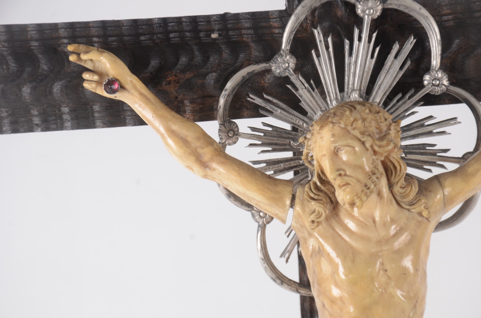Crucifixo de madeira entalhada com figura de Cristo de marfim... - foto 5 de 6