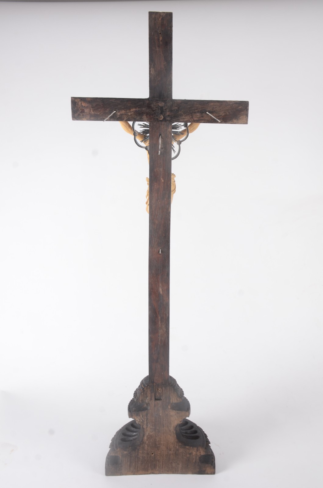 Crucifixo de madeira entalhada com figura de Cristo de marfim... - foto 6 de 6