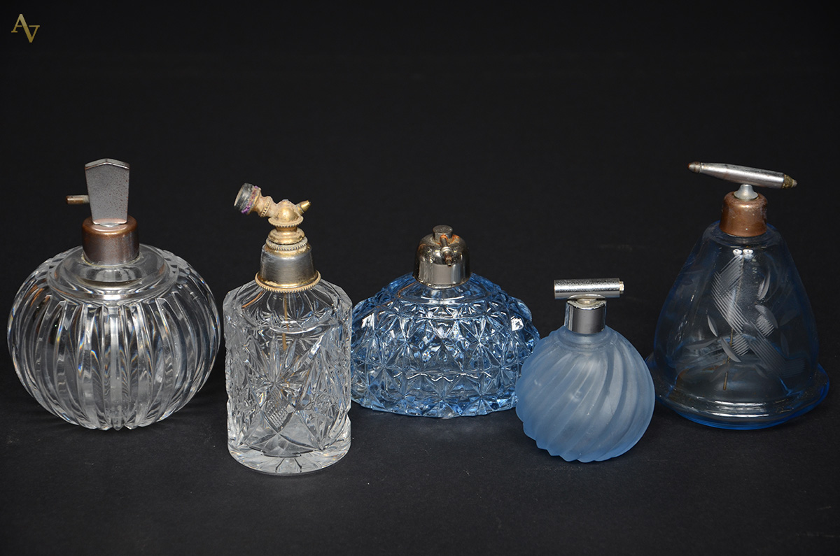 Cinco perfumeiros diversos. Alturas de 8,5 cm à 13,5 cm.