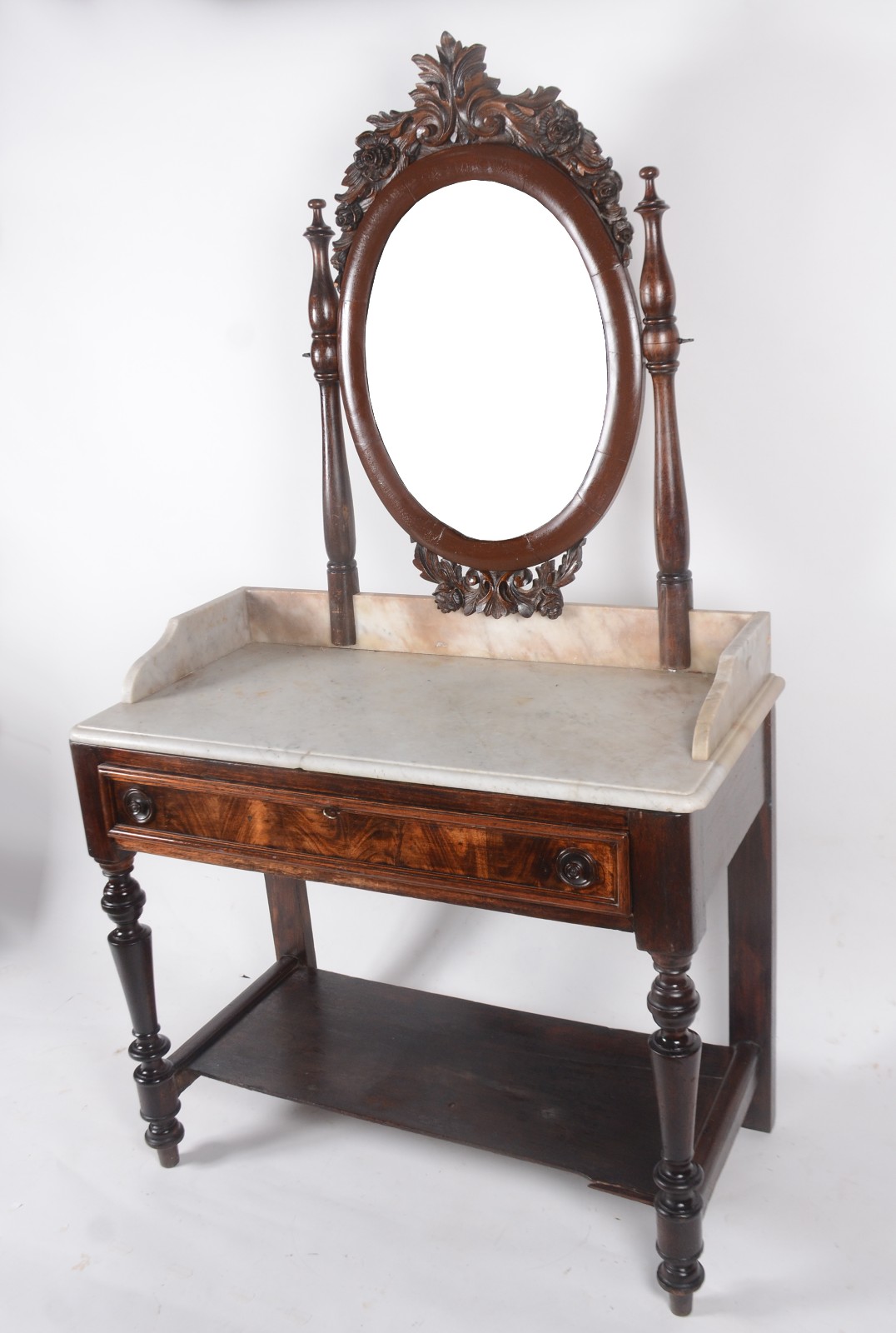 Móvel toilette de madeira nobre, tampo de mármore, encimado por... - foto 1 de 9