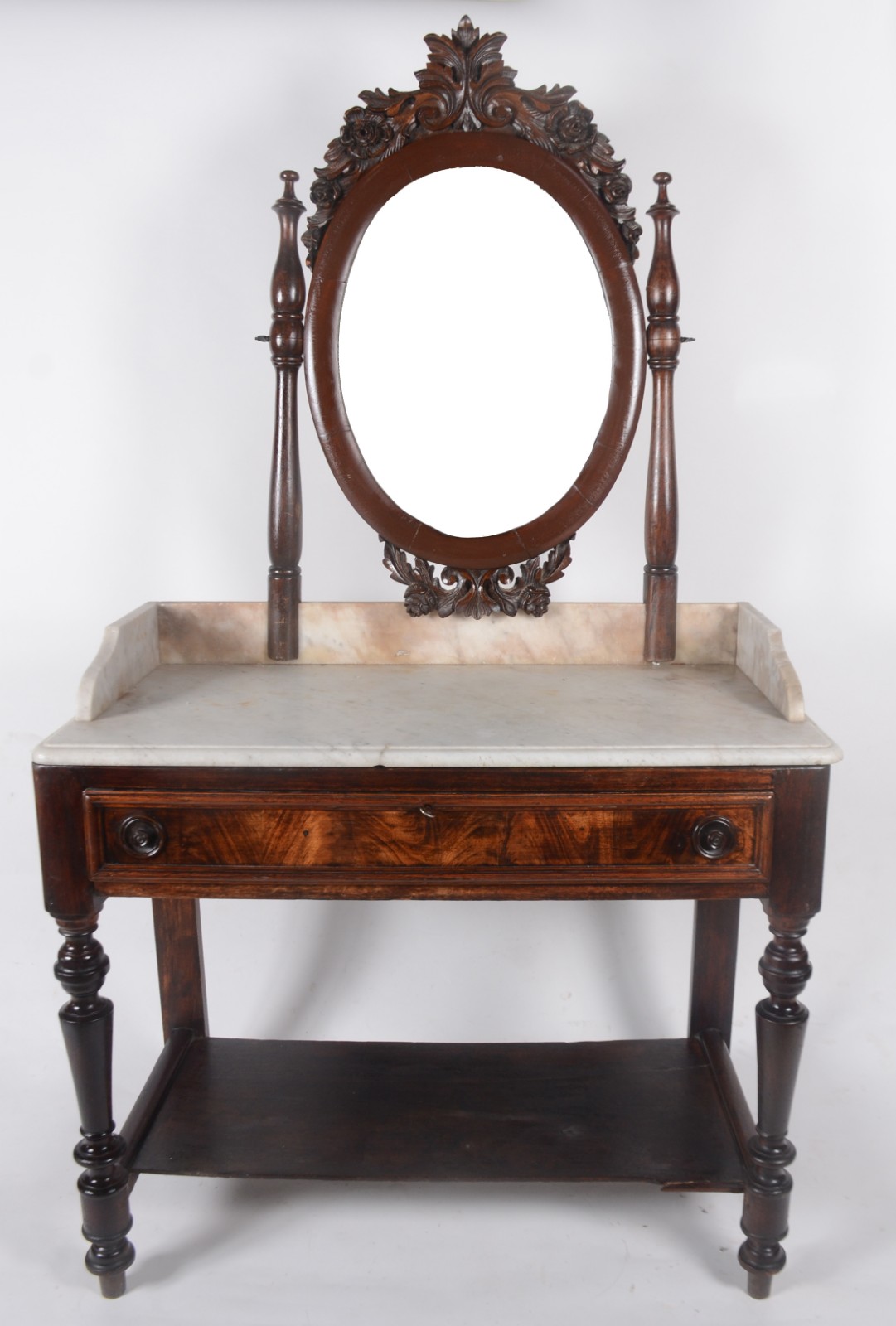Móvel toilette de madeira nobre, tampo de mármore, encimado por... - foto 2 de 9
