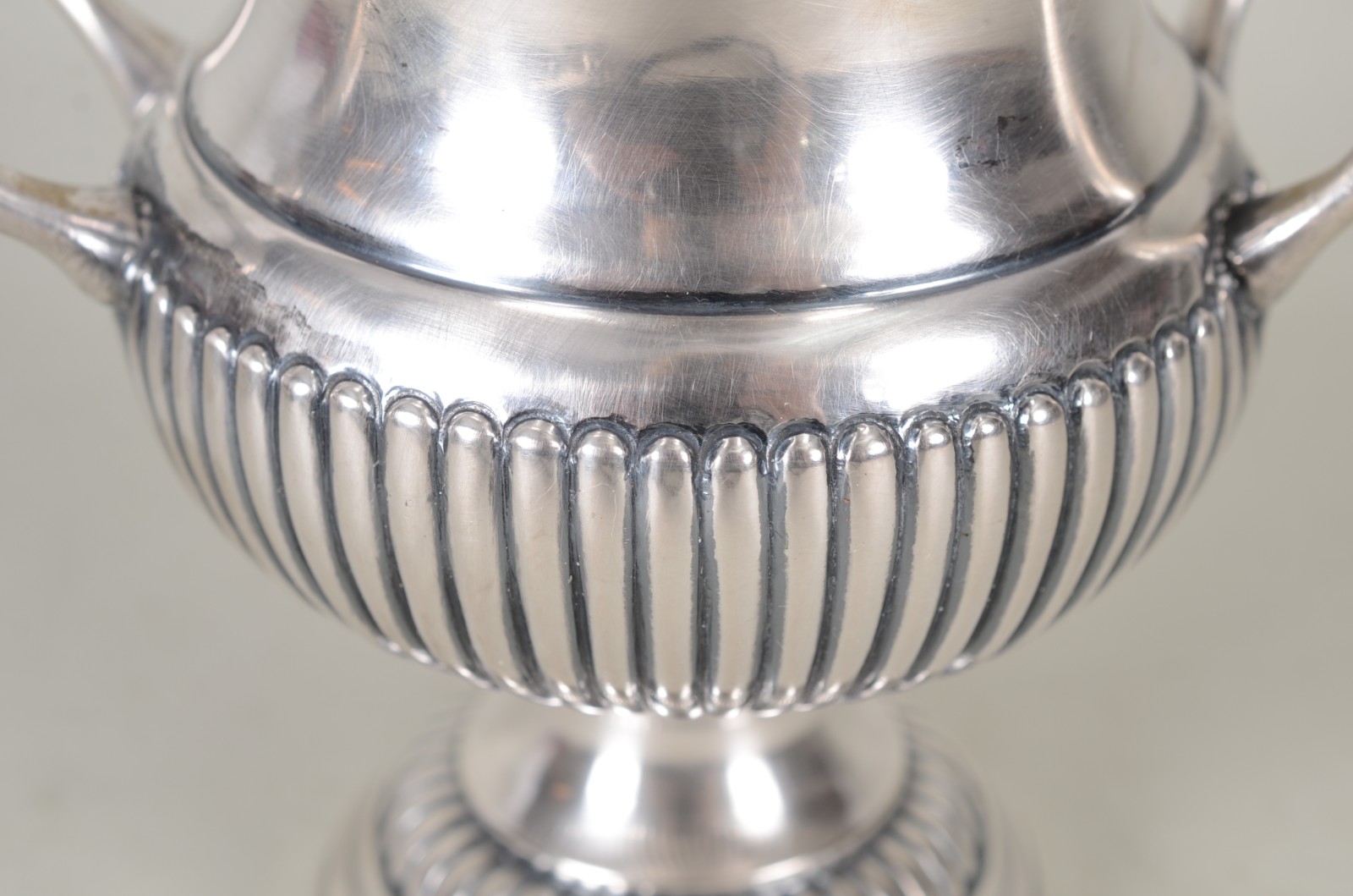 Vaso com alças de prata. Peso da prata: 425 g. (Por motivos de... - foto 4 de 8