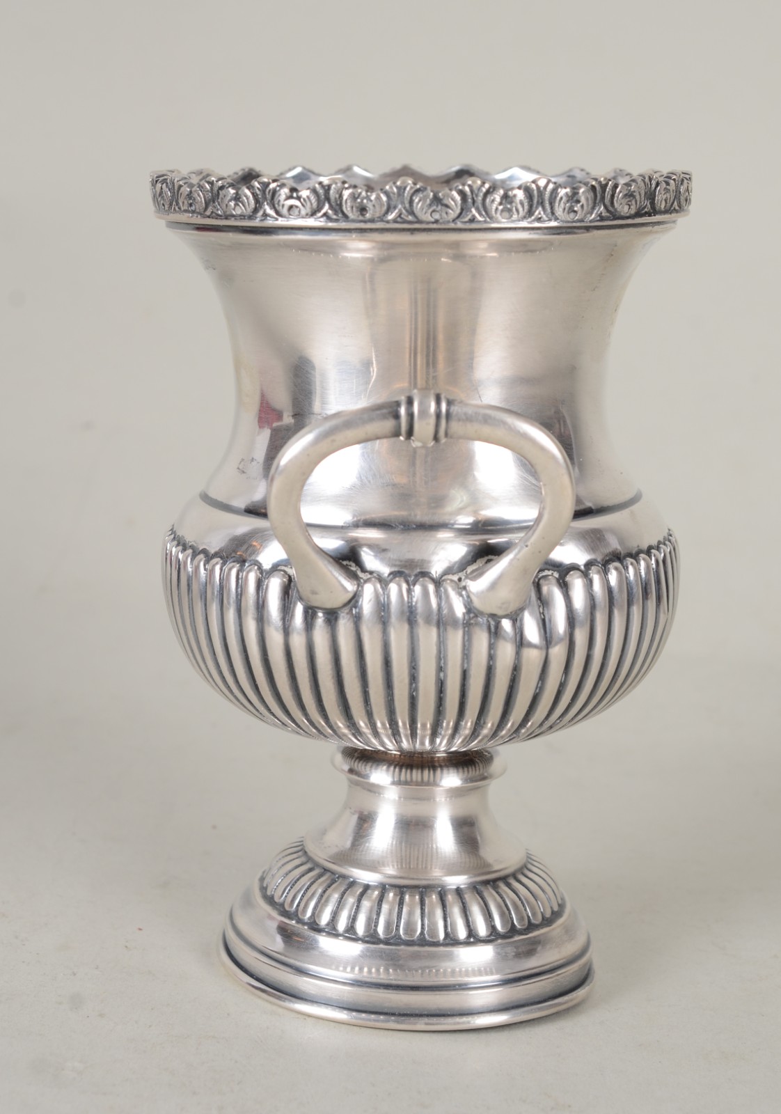 Vaso com alças de prata. Peso da prata: 425 g. (Por motivos de... - foto 5 de 8