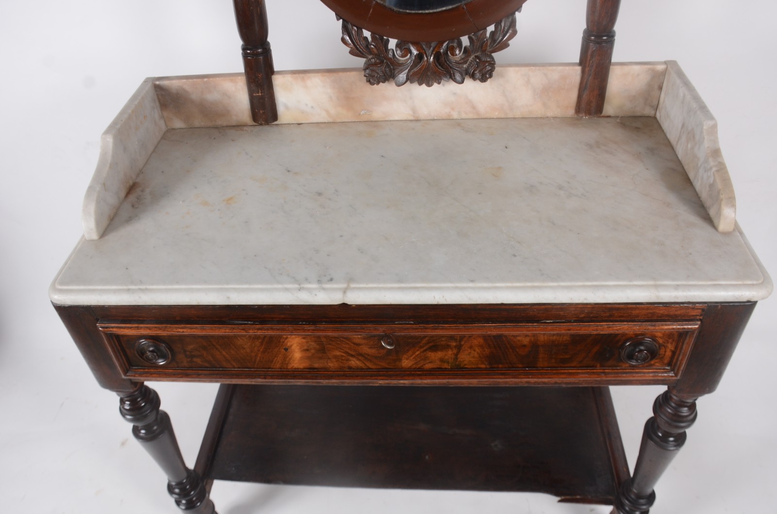 Móvel toilette de madeira nobre, tampo de mármore, encimado por... - foto 4 de 9