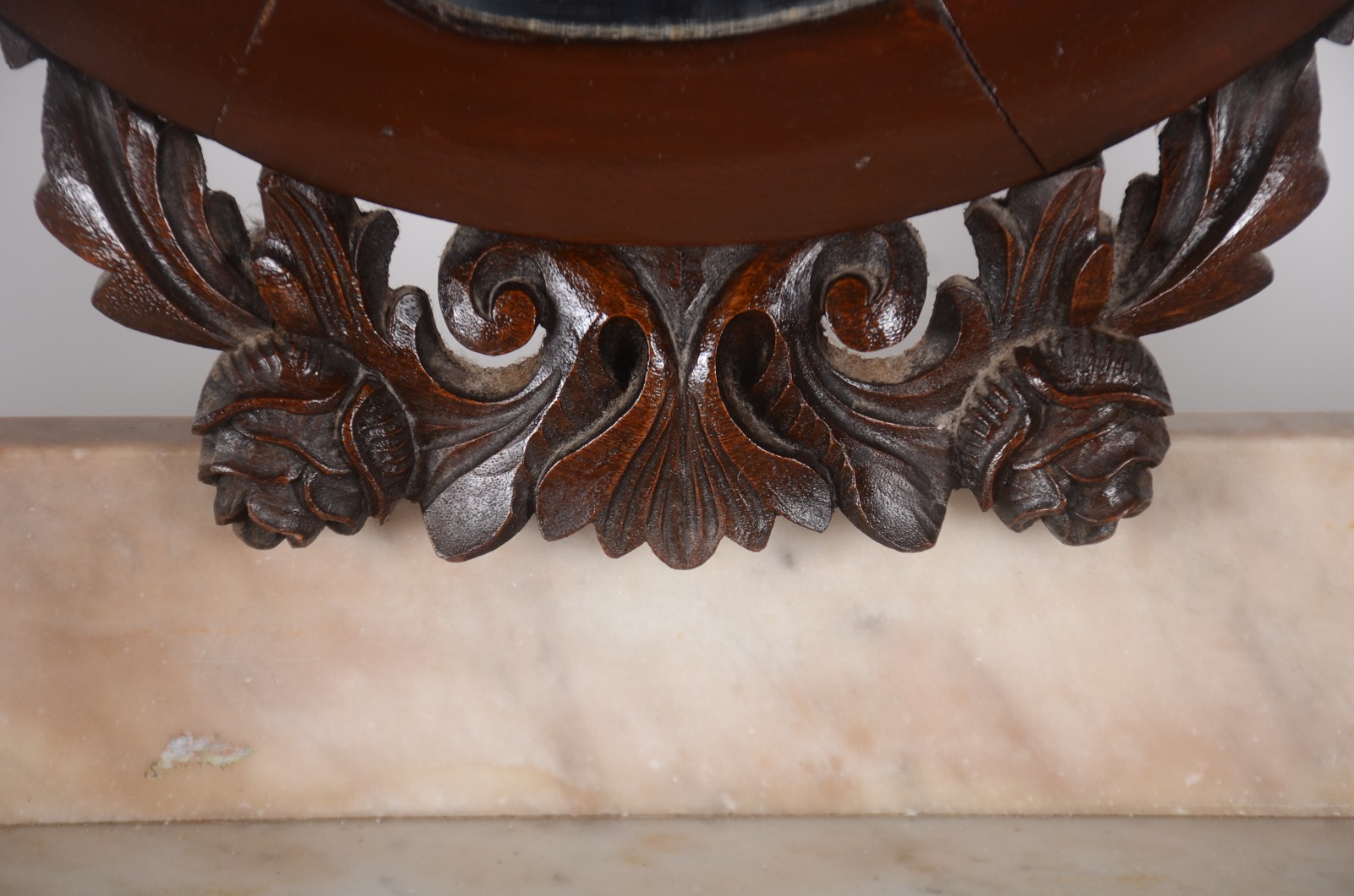 Móvel toilette de madeira nobre, tampo de mármore, encimado por... - foto 5 de 9