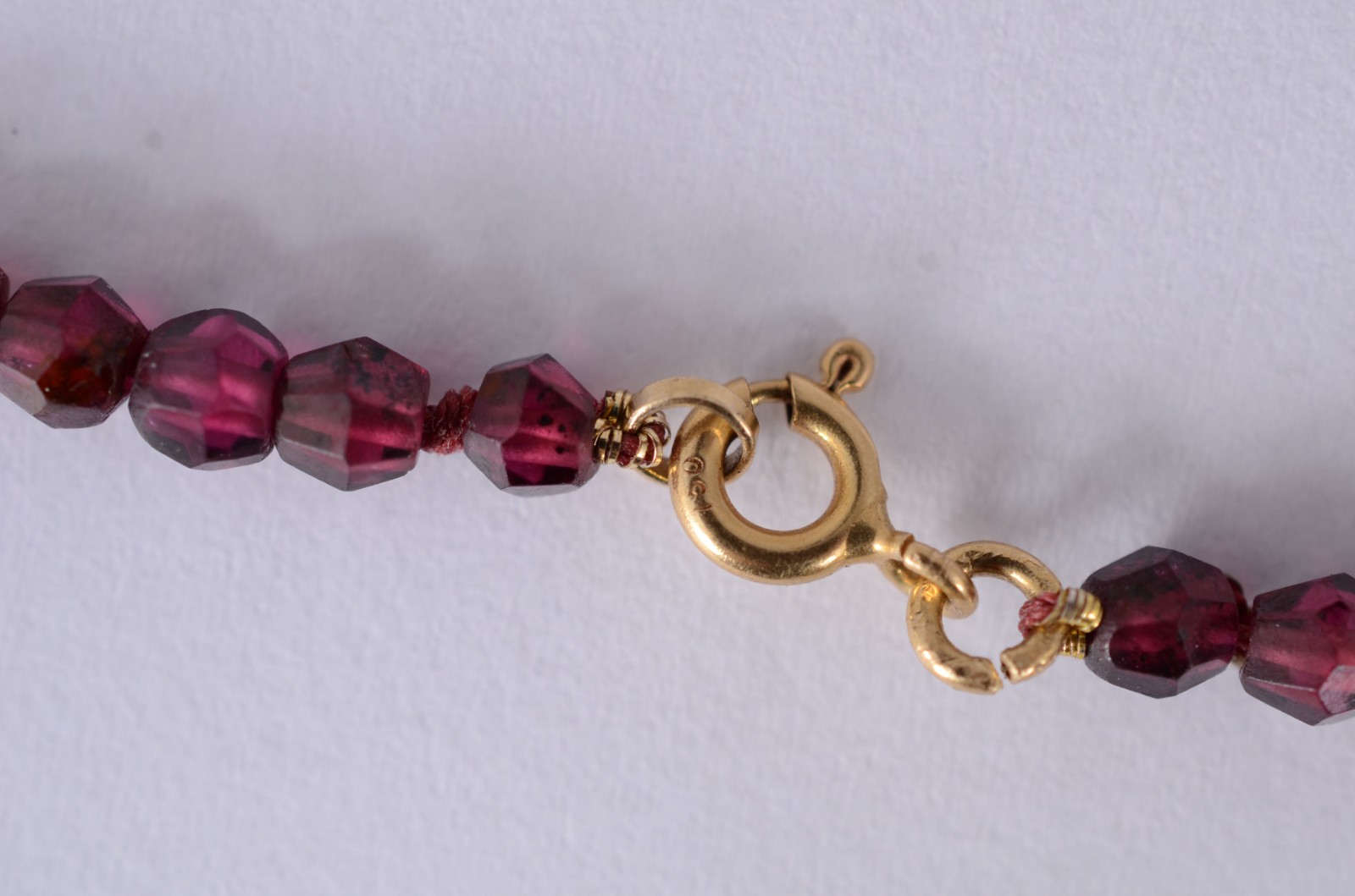 Pulseira de ouro 18 k. com pedrinhas calibradas e lapidadas. (Por... - foto 2 de 4