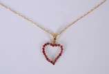 Colar com pendente de ouro 18 k., contraste 750... - Colar com pendente de ouro 18 k., contraste 750 com élos e coração vazado e cravejado com 23 rubi.  (Por motivos de segurança a peça não se enco...
