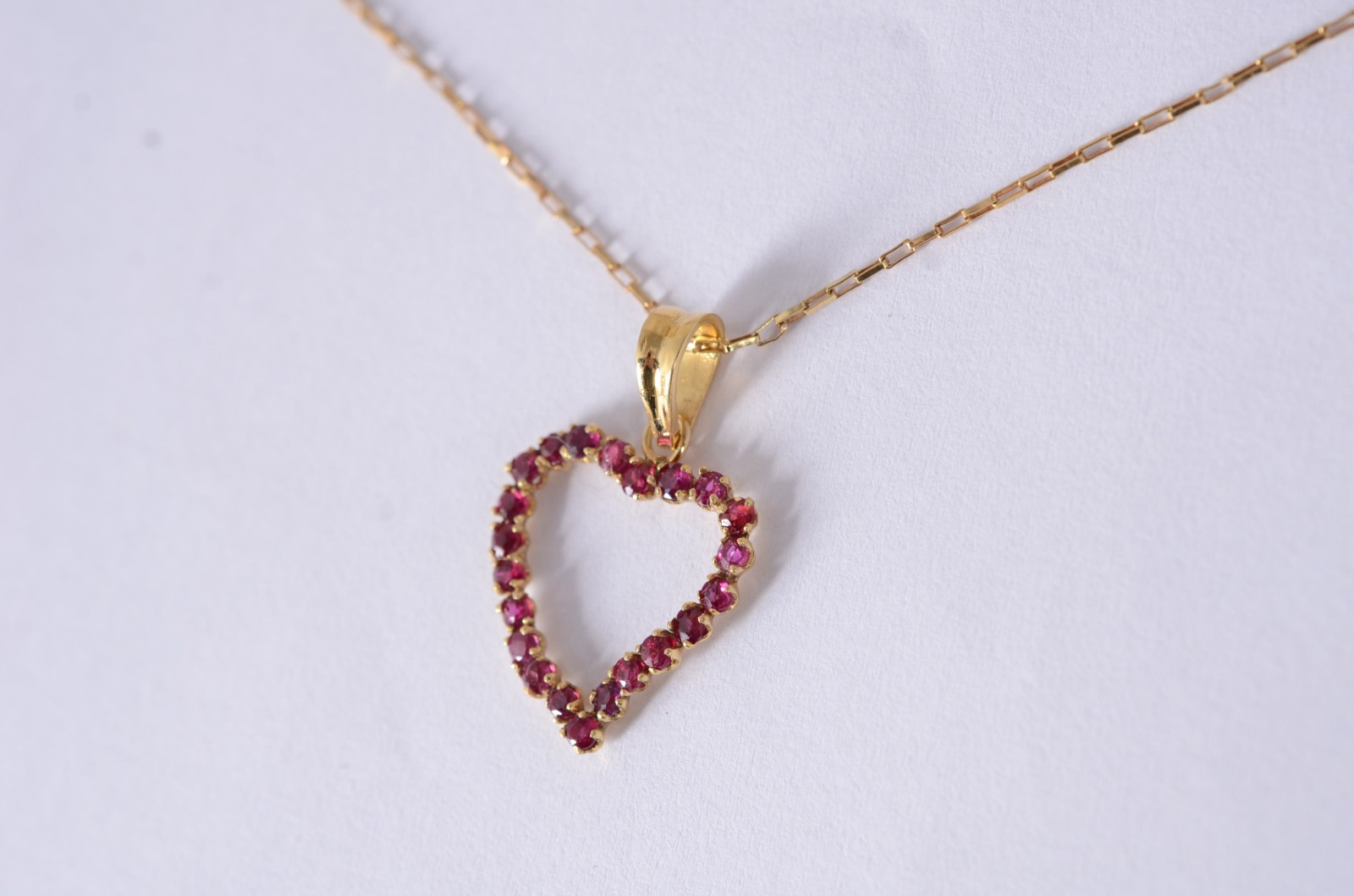 Colar com pendente de ouro 18 k., contraste 750 com élos e coração... - foto 1 de 8