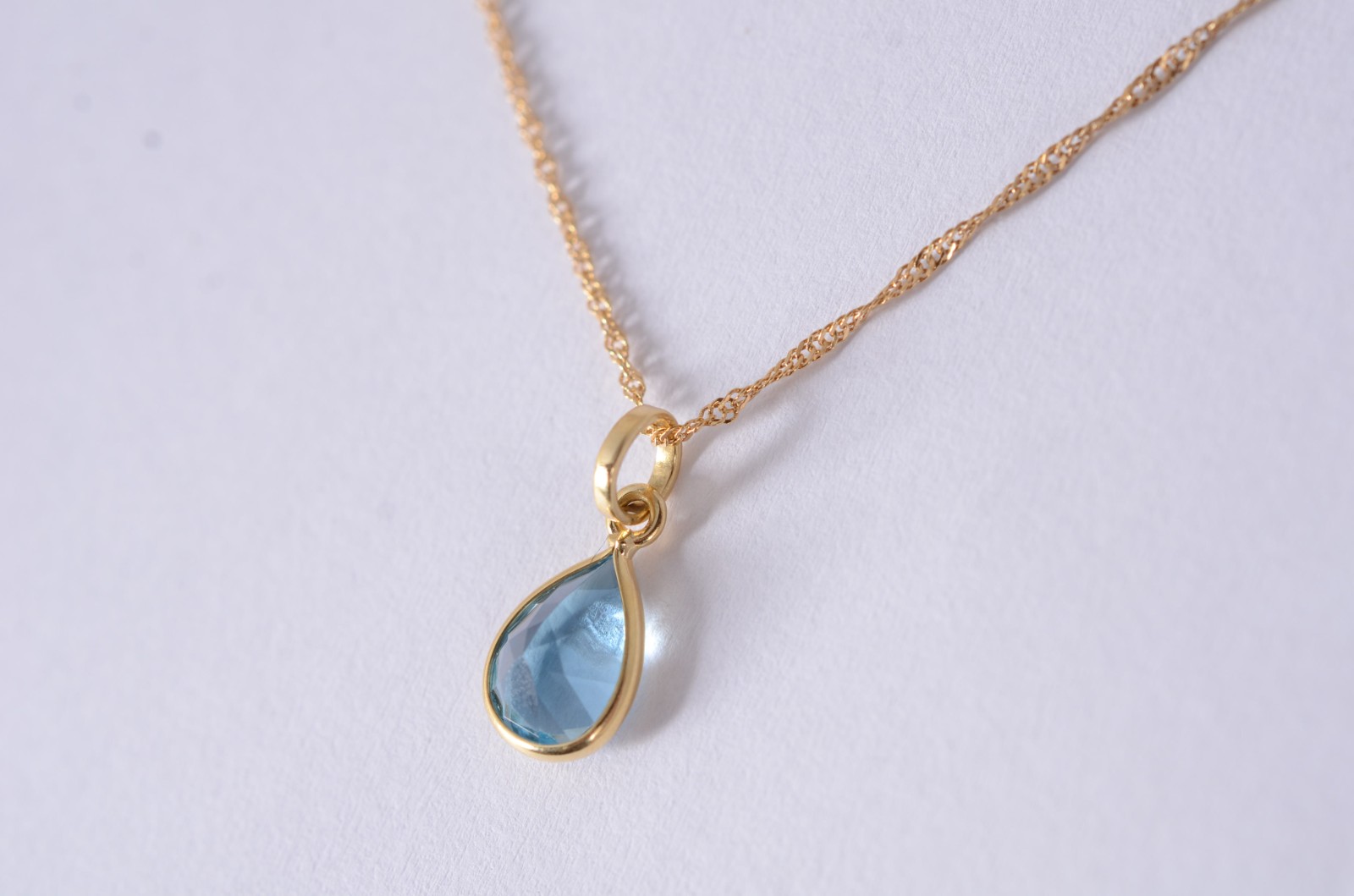 Colar com pendente de ouro 18 k., contraste 750, malha torcida. (Por... - foto 1 de 4