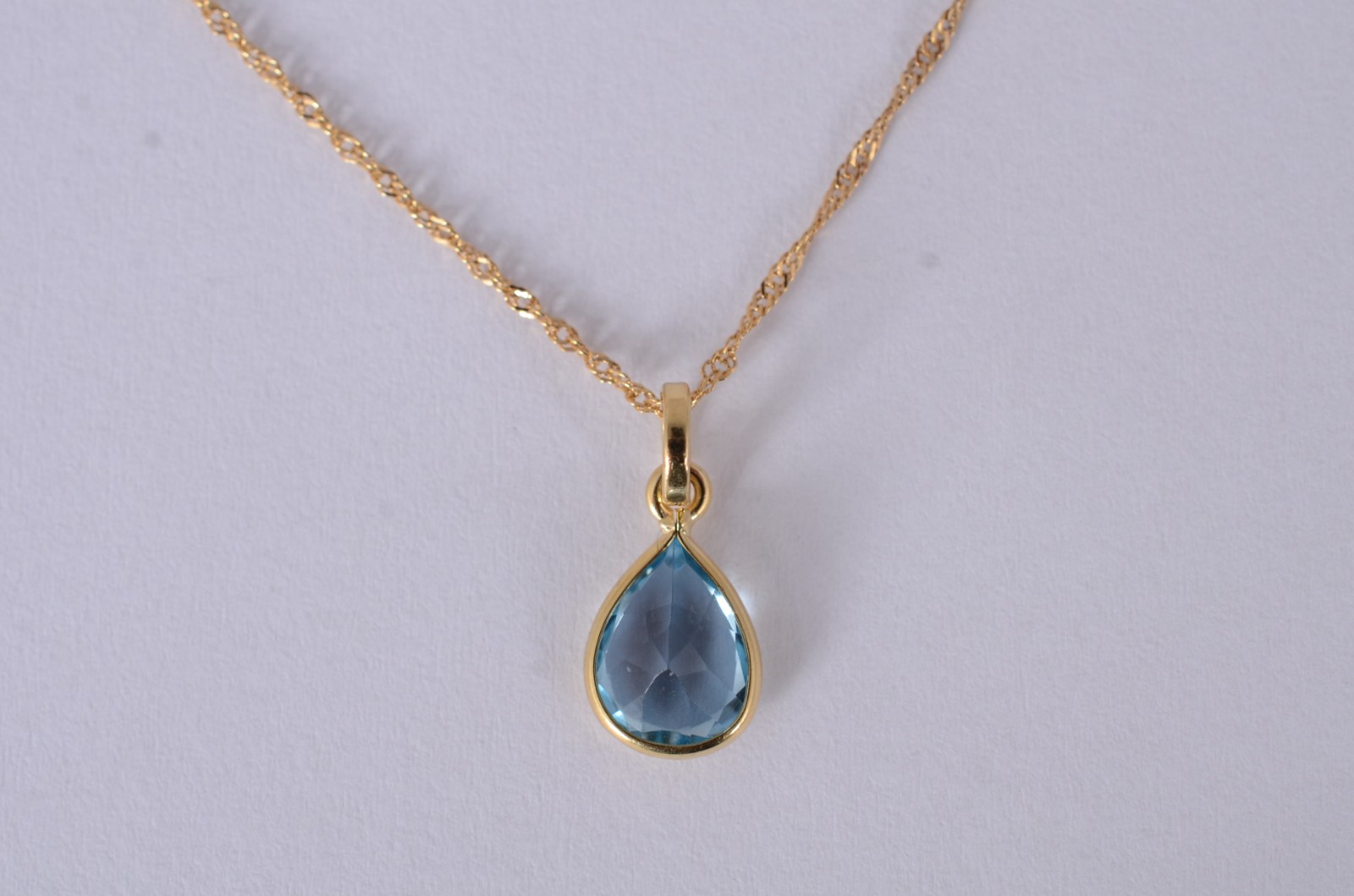 Colar com pendente de ouro 18 k., contraste 750, malha torcida. (Por... - foto 2 de 4