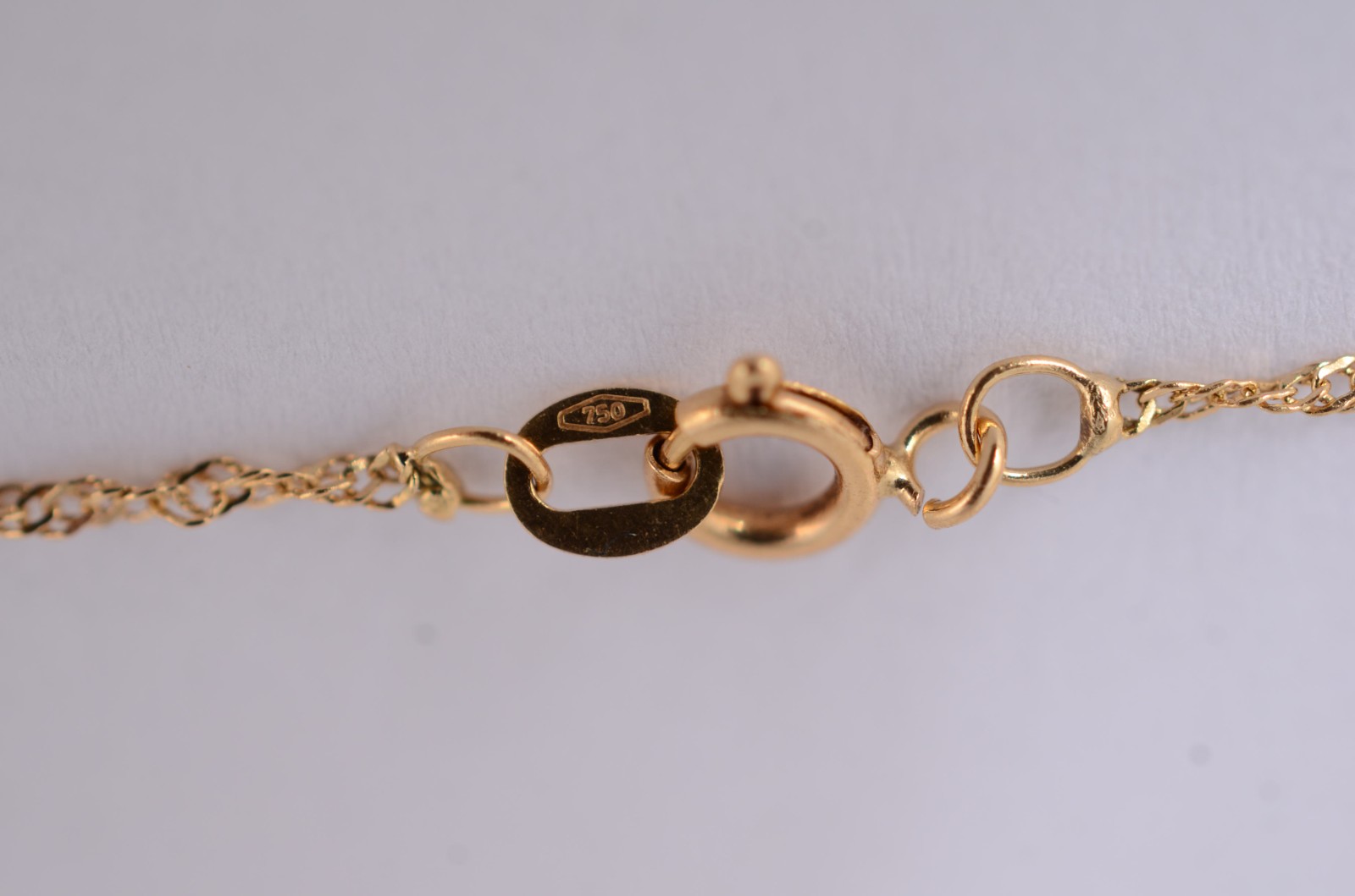 Colar com pendente de ouro 18 k., contraste 750, malha torcida. (Por... - foto 4 de 4