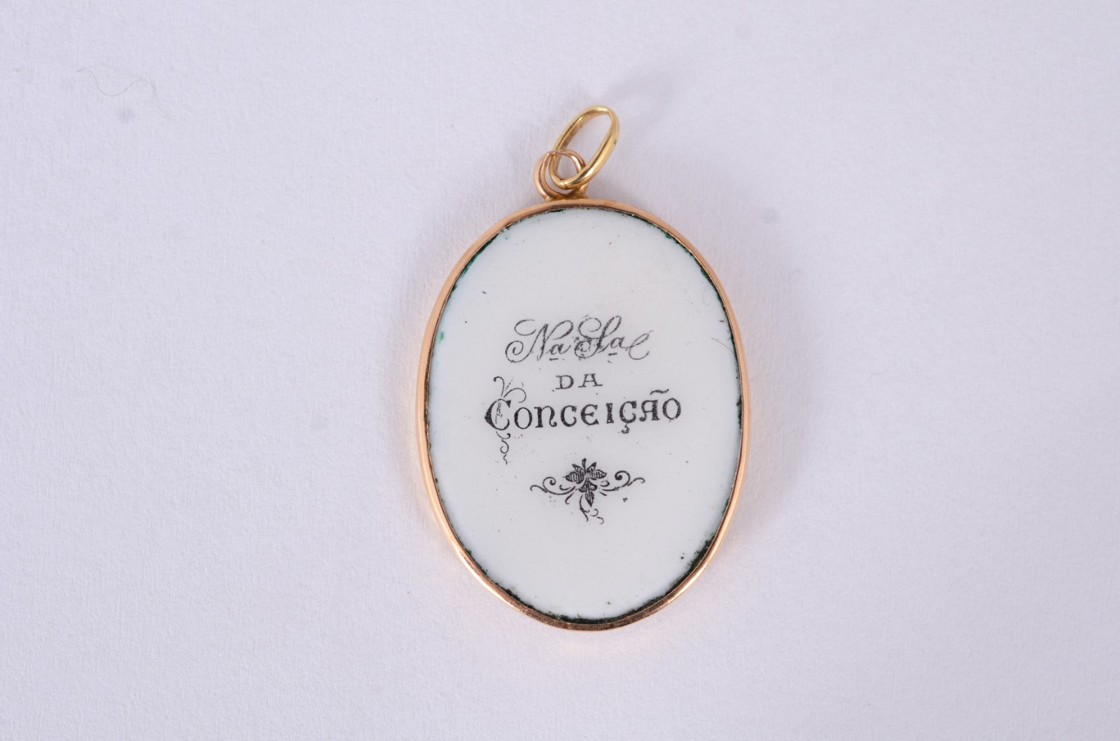 Pendente de Nossa Senhora da Conceição de ouro 18 k. (Por motivos de... - foto 3 de 3
