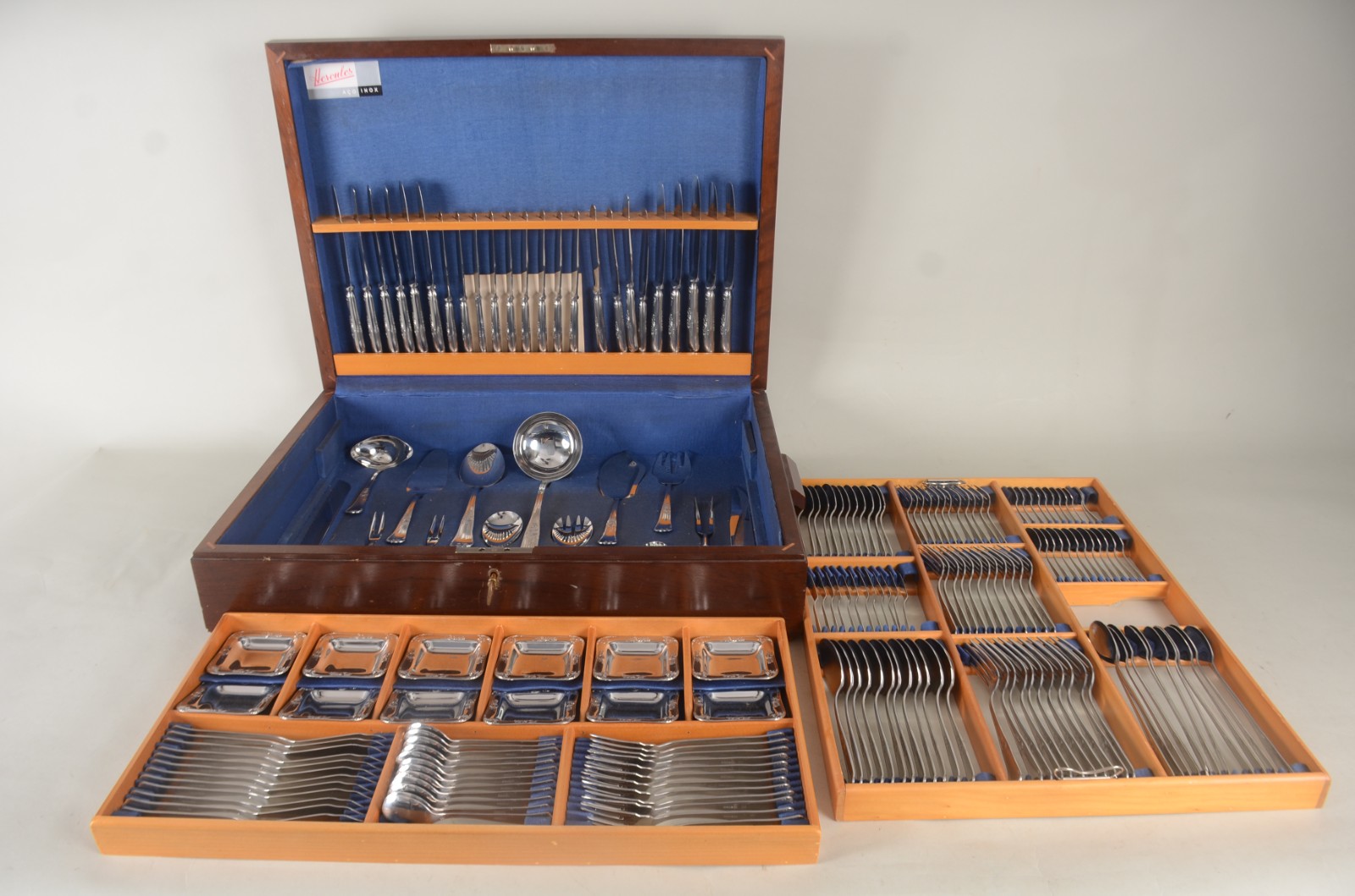 Faqueiro de aço Inox Hercules, composto de: 11 garfos, 11 facas, 12... - foto 1 de 11
