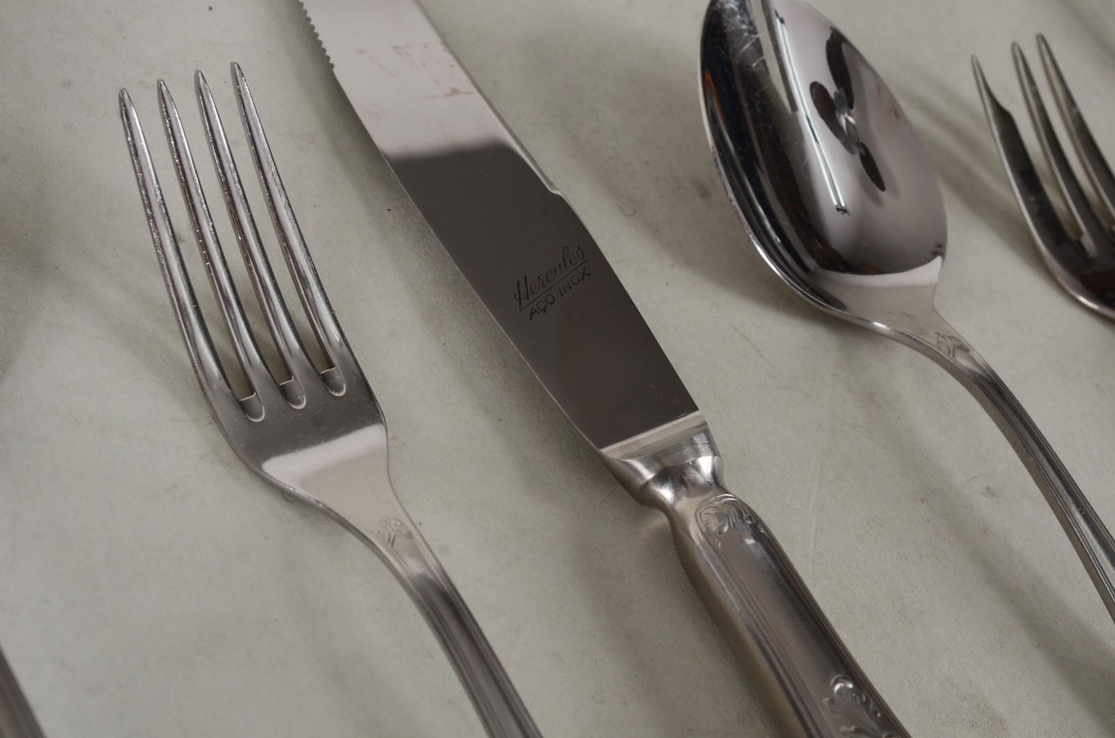 Faqueiro de aço Inox Hercules, composto de: 11 garfos, 11 facas, 12... - foto 4 de 11