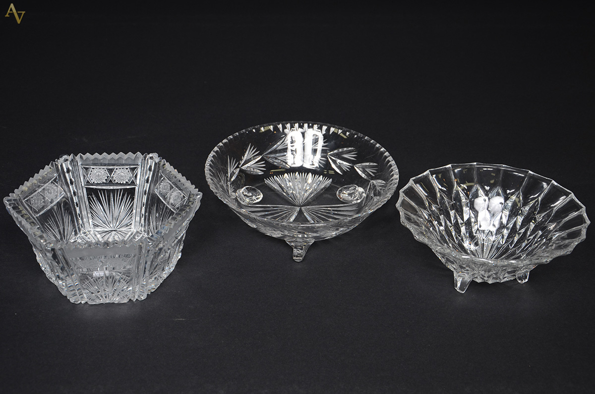 Três bowls, sendo um de cristal sextavado (com lascado). Diâmetros 20...