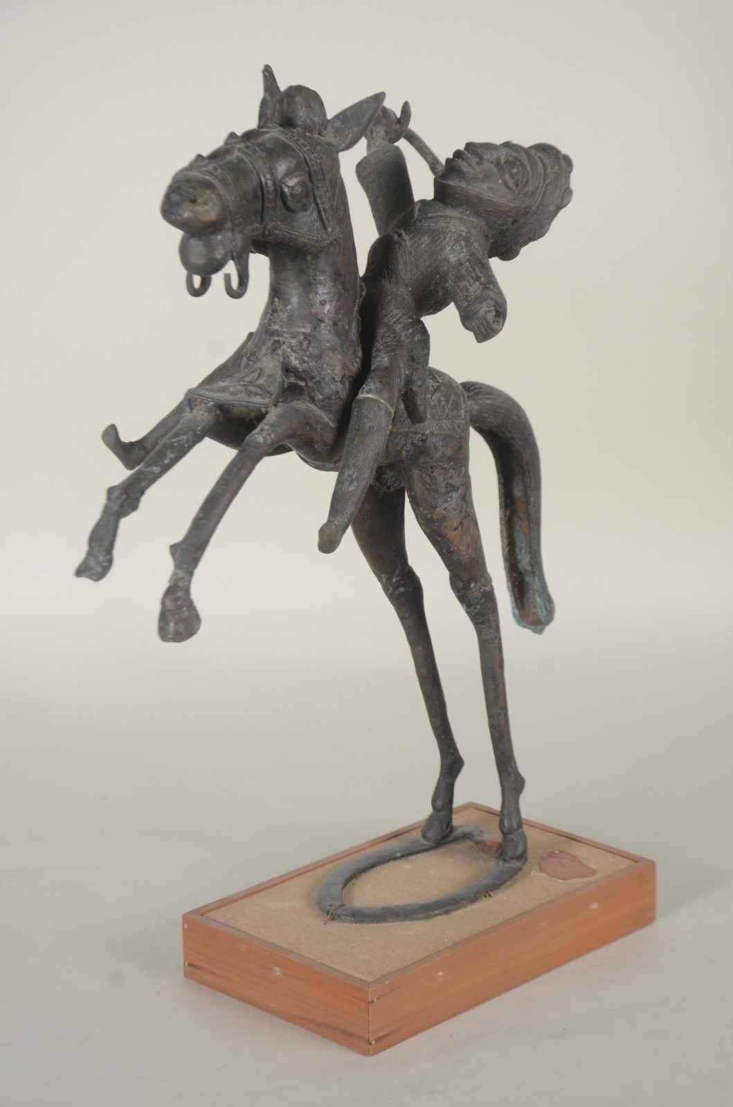 Escultura de metal oriental representando cavalo com figura. - foto 1 de 6