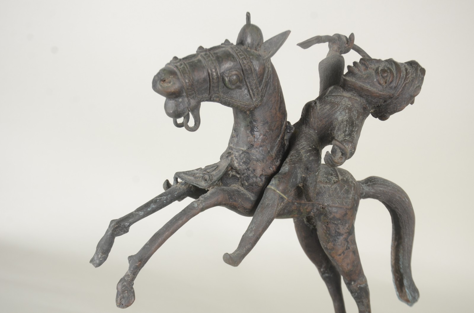 Escultura de metal oriental representando cavalo com figura. - foto 2 de 6