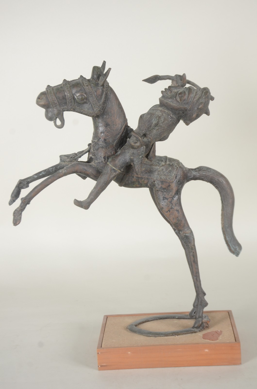 Escultura de metal oriental representando cavalo com figura. - foto 4 de 6