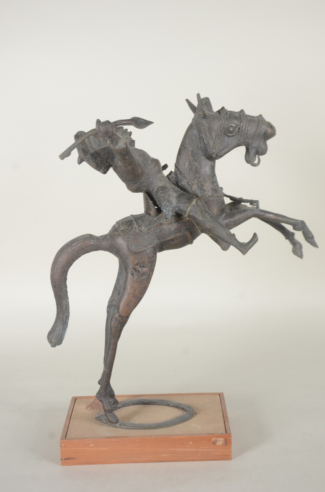 Escultura de metal oriental representando cavalo com figura. - foto 6 de 6