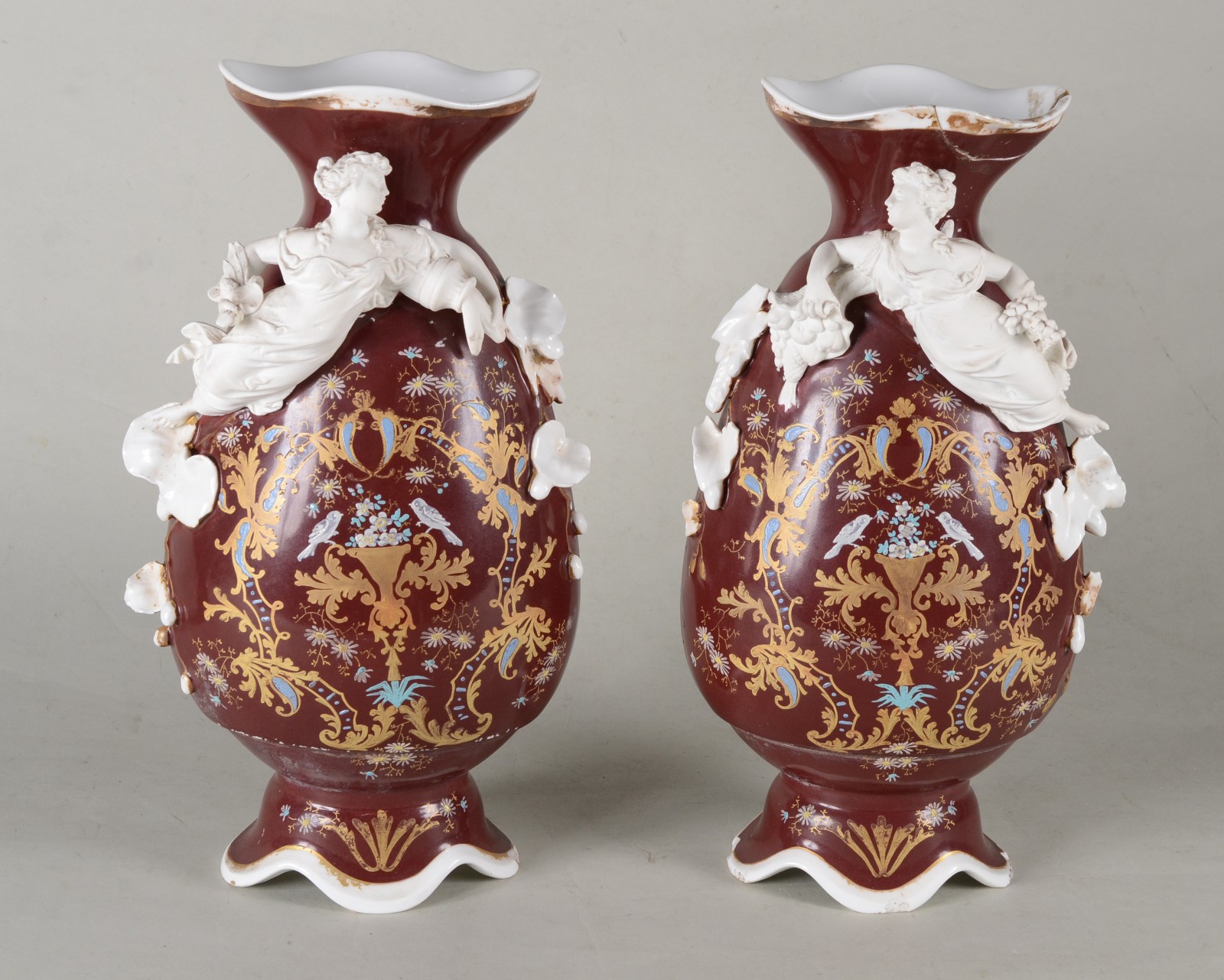 Par de vasos de porcelana francesa com ninfas relevo em biscuit. Um... - foto 1 de 10
