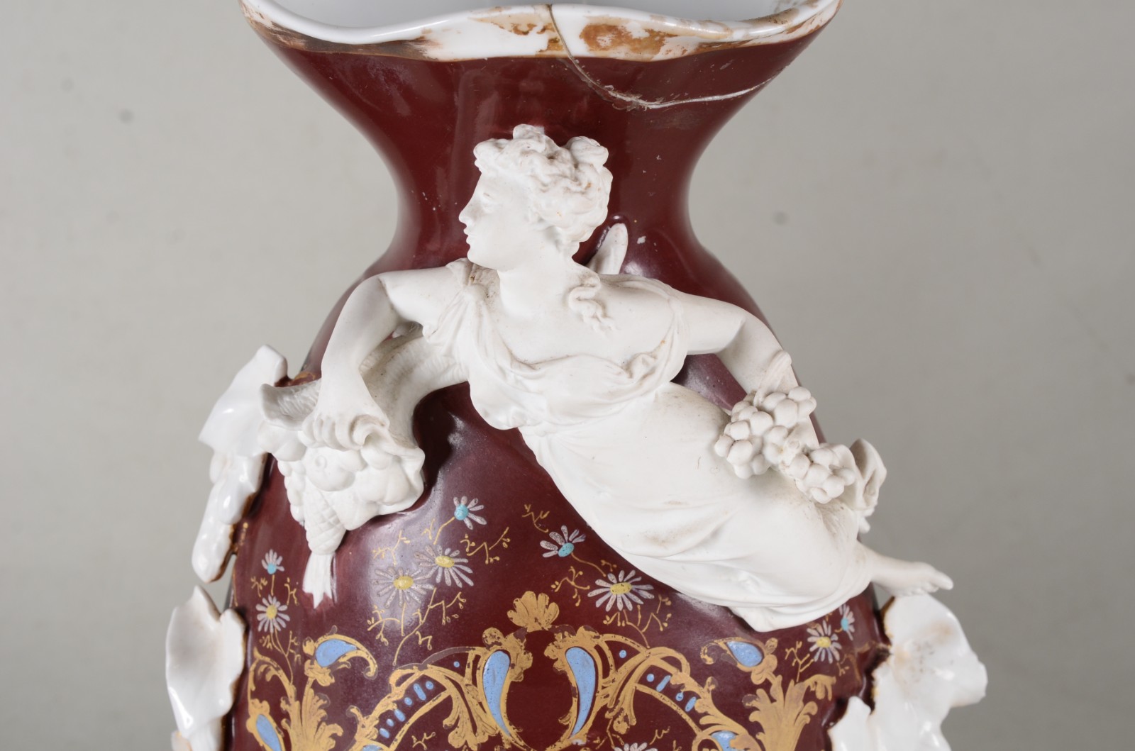 Par de vasos de porcelana francesa com ninfas relevo em biscuit. Um... - foto 2 de 10