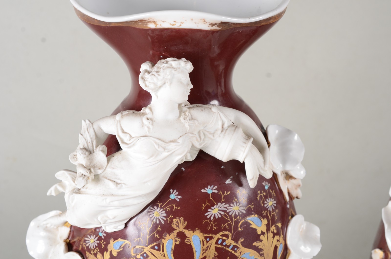 Par de vasos de porcelana francesa com ninfas relevo em biscuit. Um... - foto 3 de 10