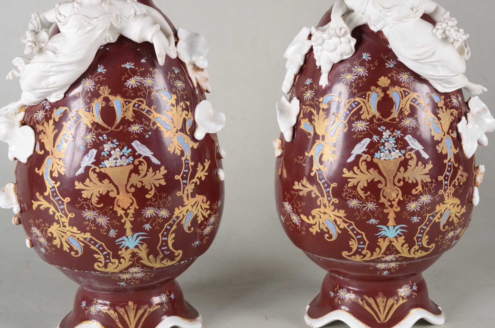 Par de vasos de porcelana francesa com ninfas relevo em biscuit. Um... - foto 4 de 10