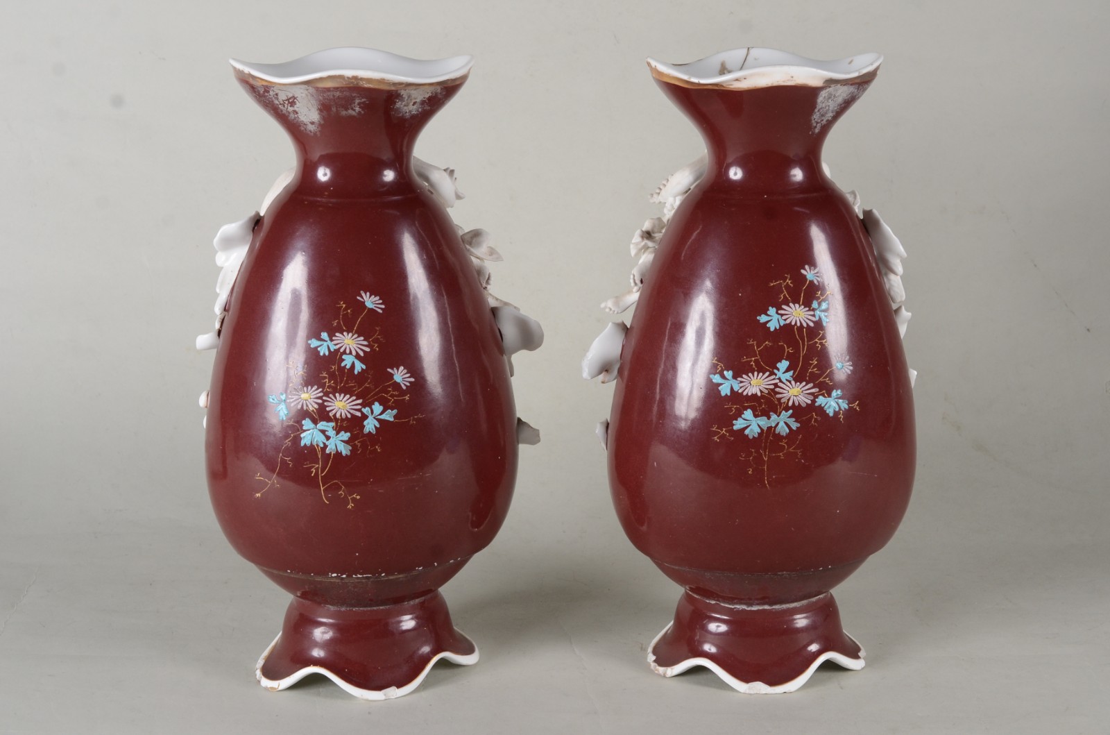 Par de vasos de porcelana francesa com ninfas relevo em biscuit. Um... - foto 5 de 10