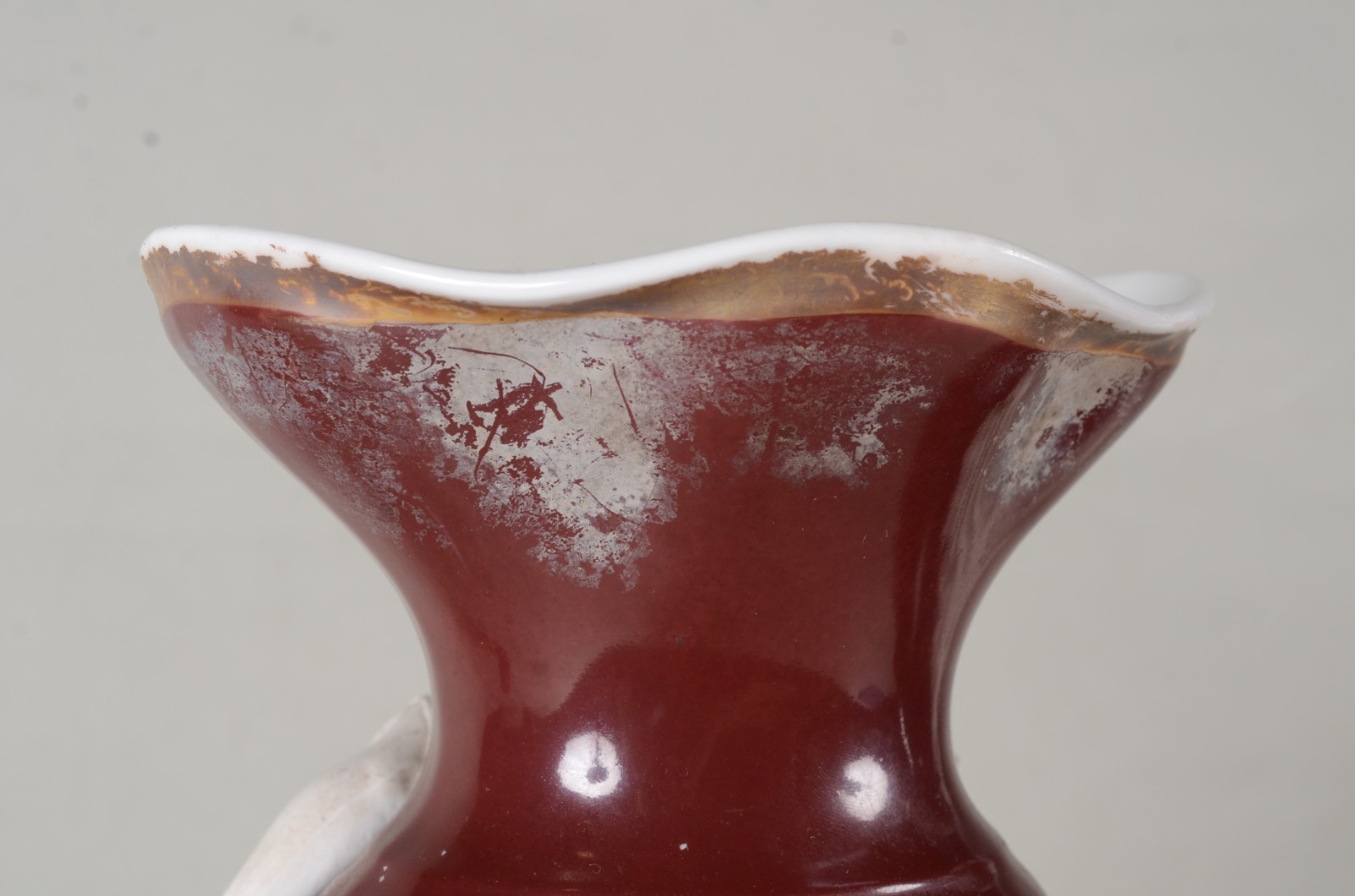 Par de vasos de porcelana francesa com ninfas relevo em biscuit. Um... - foto 6 de 10
