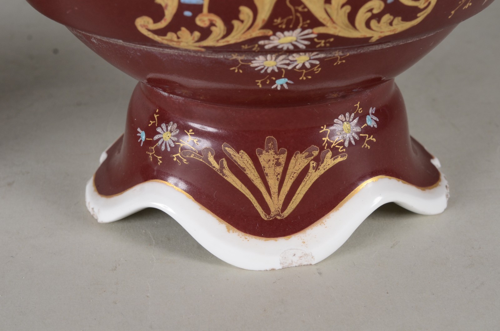 Par de vasos de porcelana francesa com ninfas relevo em biscuit. Um... - foto 7 de 10