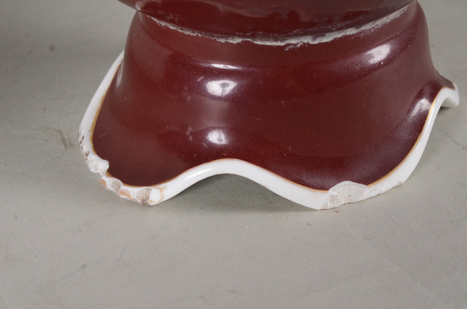 Par de vasos de porcelana francesa com ninfas relevo em biscuit. Um... - foto 8 de 10