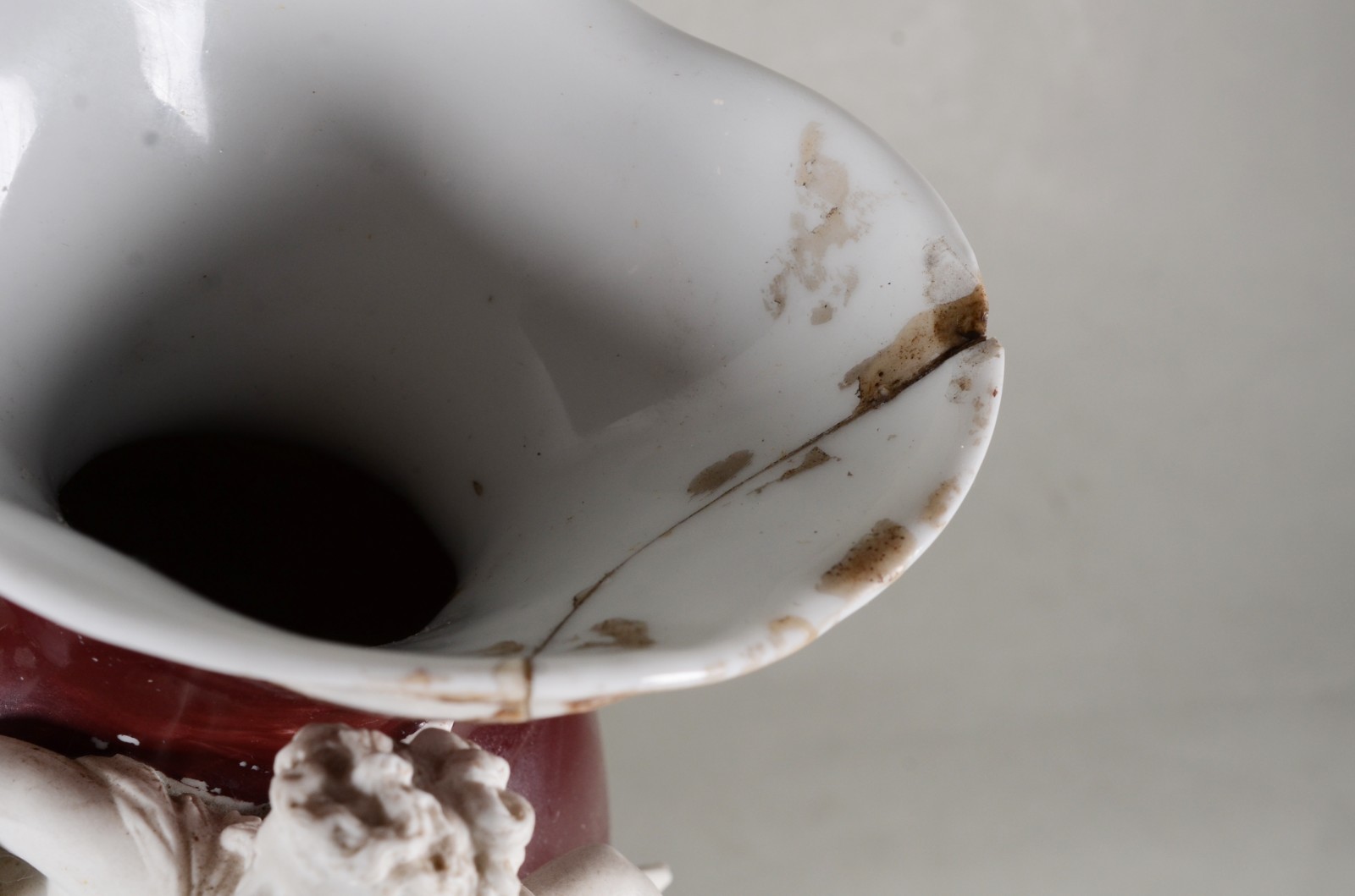 Par de vasos de porcelana francesa com ninfas relevo em biscuit. Um... - foto 9 de 10