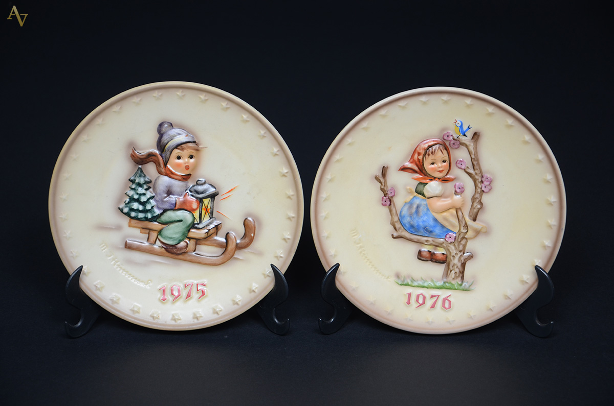 Dois pratos de porcelana alemã GOEBELde coleção, assinados M. J... - foto 1 de 2