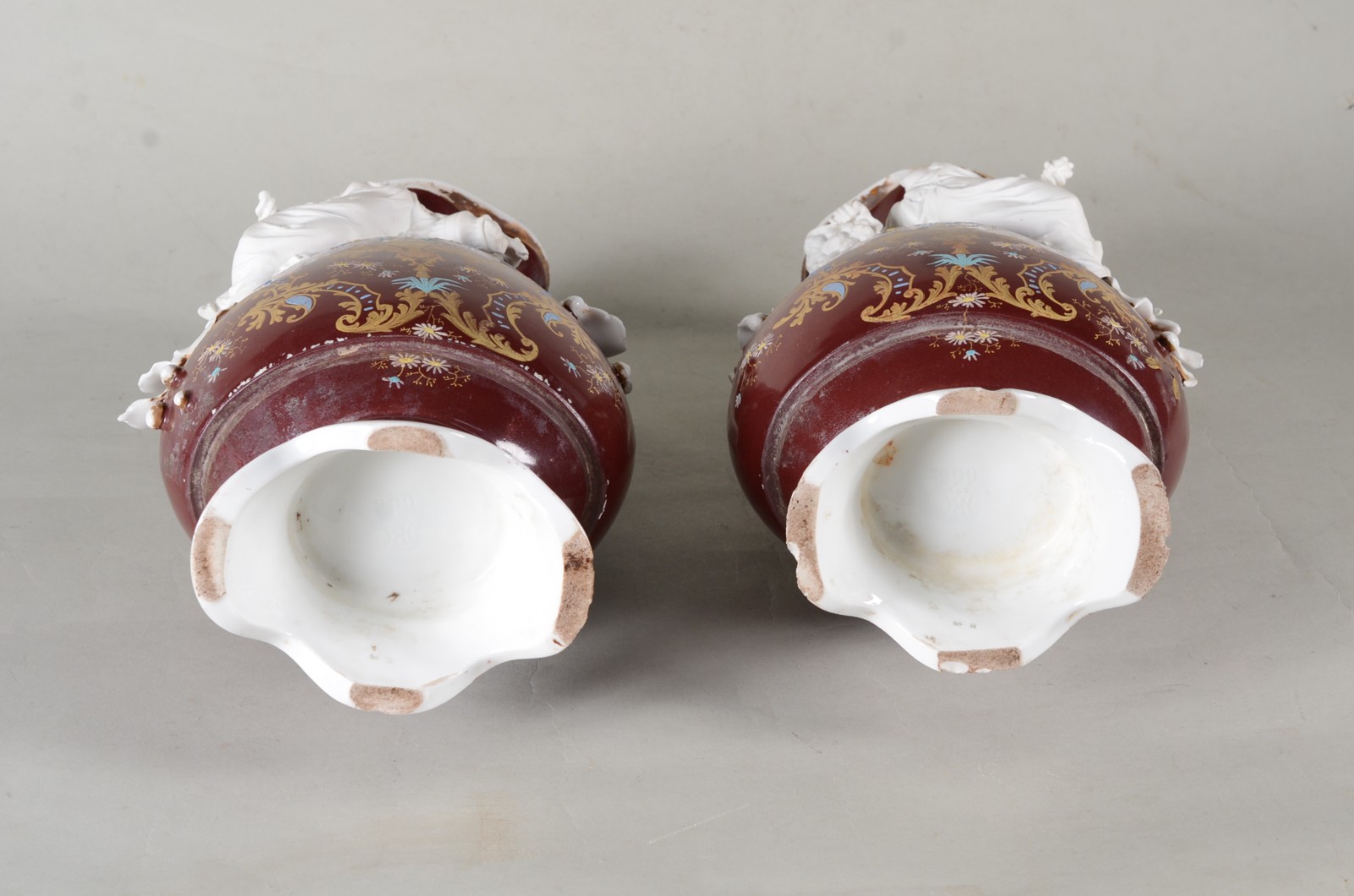 Par de vasos de porcelana francesa com ninfas relevo em biscuit. Um... - foto 10 de 10