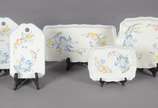 Cinco peças de servir de porcelana Vileroy Boch... - Cinco peças de servir de porcelana Vileroy Boch, decorados com delicadas flores em policromia, sendo: par de placas para queijos e tres travessa...