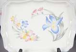 Cinco peças de servir de porcelana Vileroy Boch... - Cinco peças de servir de porcelana Vileroy Boch, decorados com delicadas flores em policromia, sendo: par de placas para queijos e tres travessa...