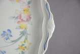 Cinco peças de servir de porcelana Vileroy Boch... - Cinco peças de servir de porcelana Vileroy Boch, decorados com delicadas flores em policromia, sendo: par de placas para queijos e tres travessa...