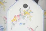 Cinco peças de servir de porcelana Vileroy Boch... - Cinco peças de servir de porcelana Vileroy Boch, decorados com delicadas flores em policromia, sendo: par de placas para queijos e tres travessa...