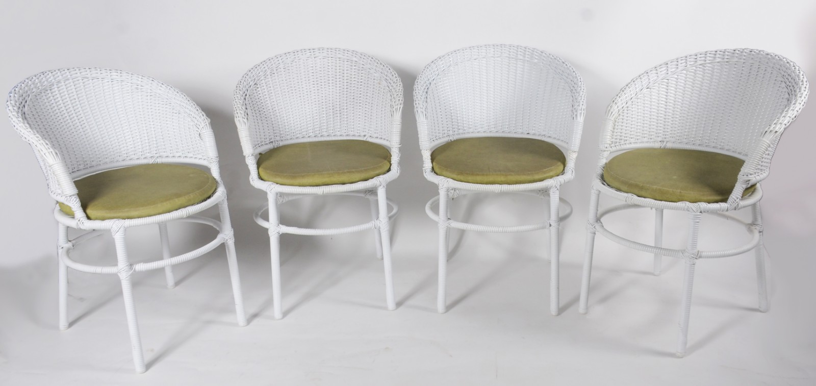 Conjunto para varanda de vime branco composto de: 4 cadeiras e mesa... - foto 2 de 6