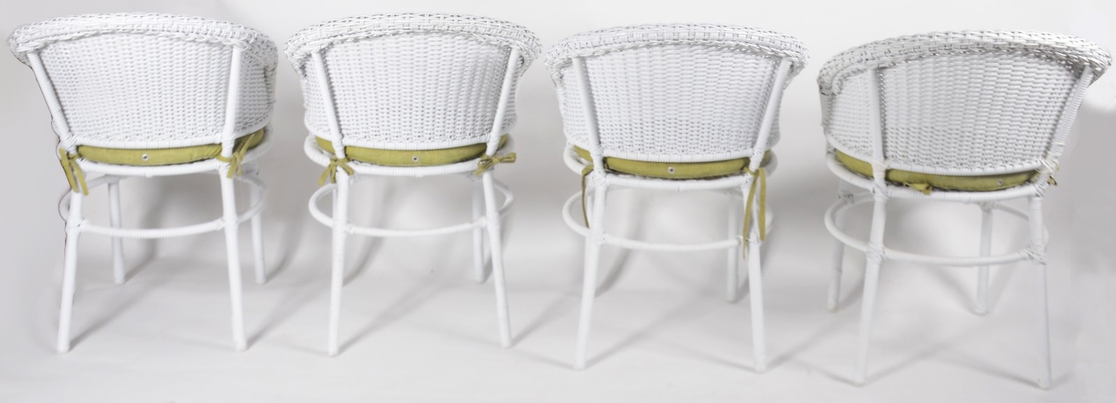 Conjunto para varanda de vime branco composto de: 4 cadeiras e mesa... - foto 6 de 6