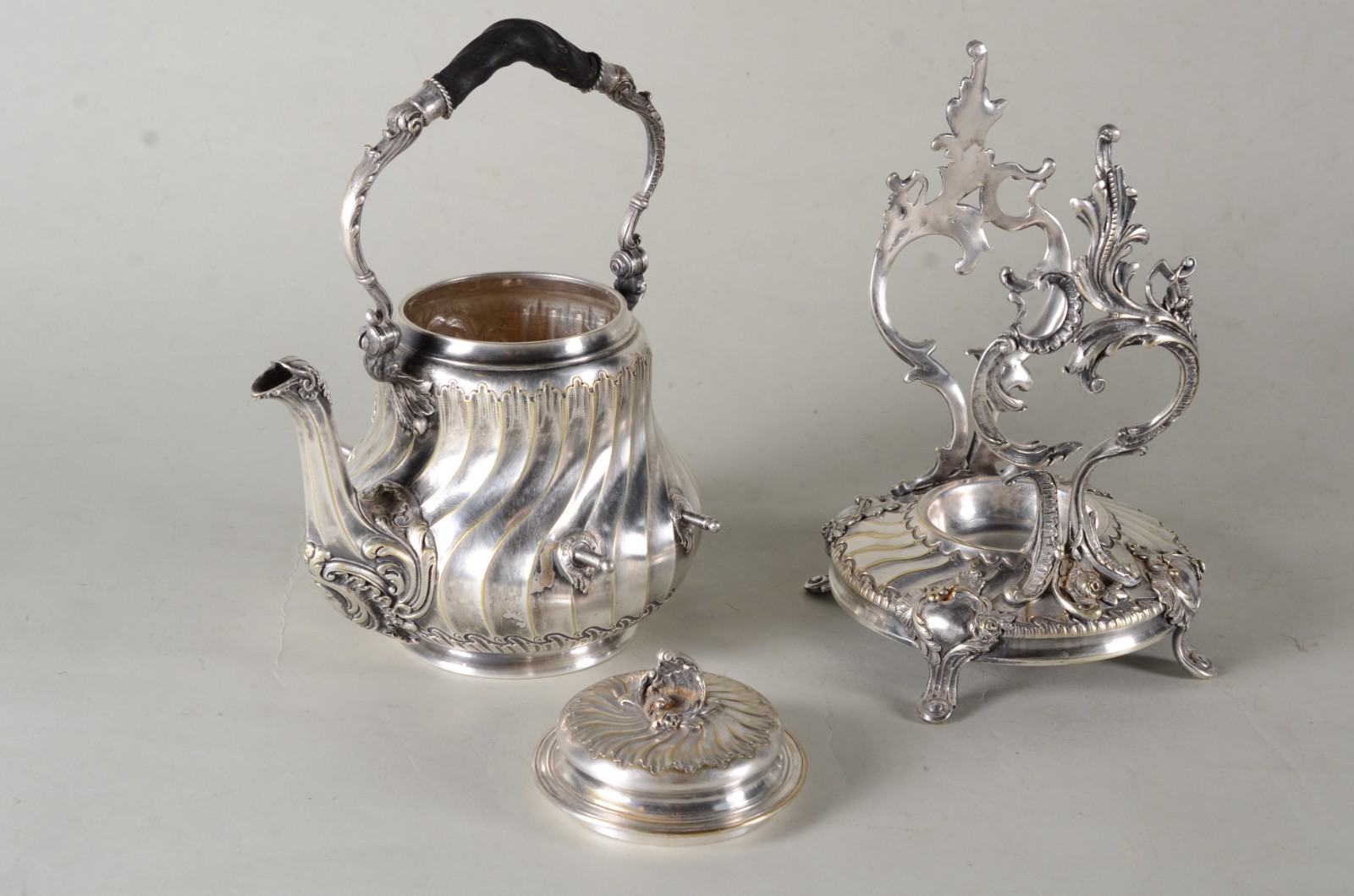 Baixela de metal prateado composto de 5 peças, sendo: Samovar, 2... - foto 7 de 11
