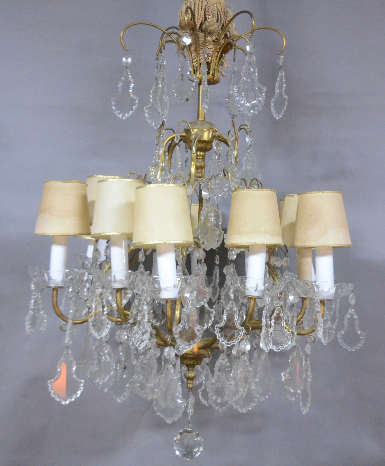 Lustre estilo Versailles para 12 luzes de metal dourado com placas e... - foto 1 de 9